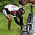 Andy Schleck muss vom Rad steigen bei der 6. Etappe der Österreich-rundfahrt 2005